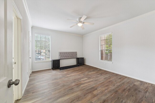 Building Photo - 2255 Braeswood Park Dr