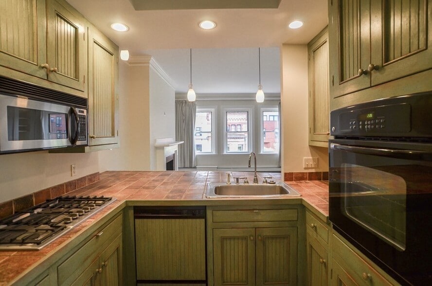 Primary Photo - 170 Newbury St
