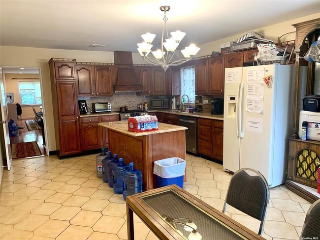 Building Photo - 11-26 143rd Place Unit