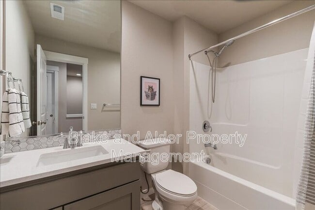 Building Photo - 16349 SE Sunshower Pl