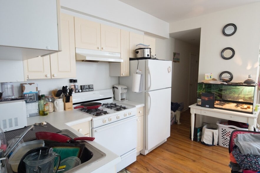 Building Photo - 909 W Dakin St