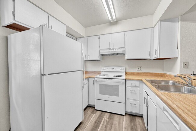 Building Photo - $1,495 - 2 Bed 1 Bath Townhome in Aurora w...