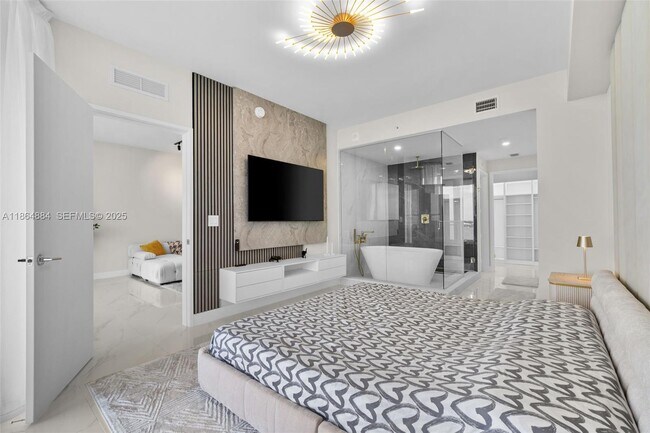 Building Photo - 700 NE 24th St