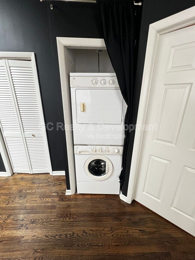 Building Photo - 819 N May St