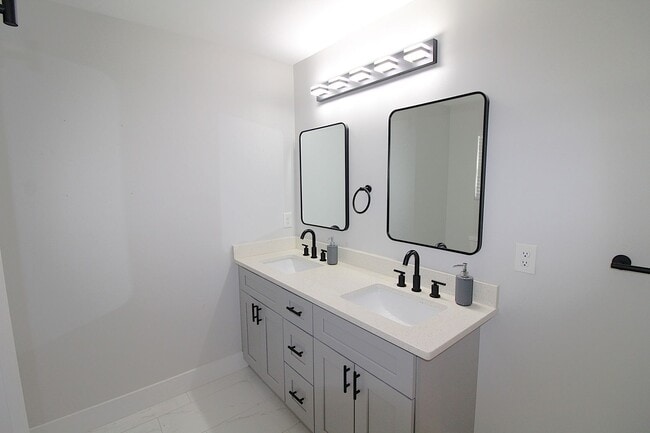 Building Photo - Modern 3-Bedroom Home with Fenced Yard & U...