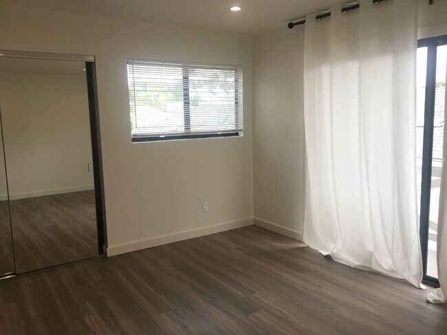 Building Photo - 1451-1451-1451-1452 Hornblend St