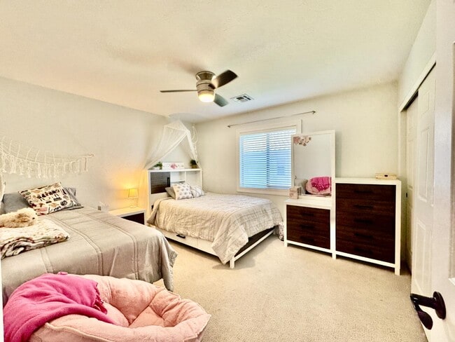 Building Photo - 12768 N Lantern Way