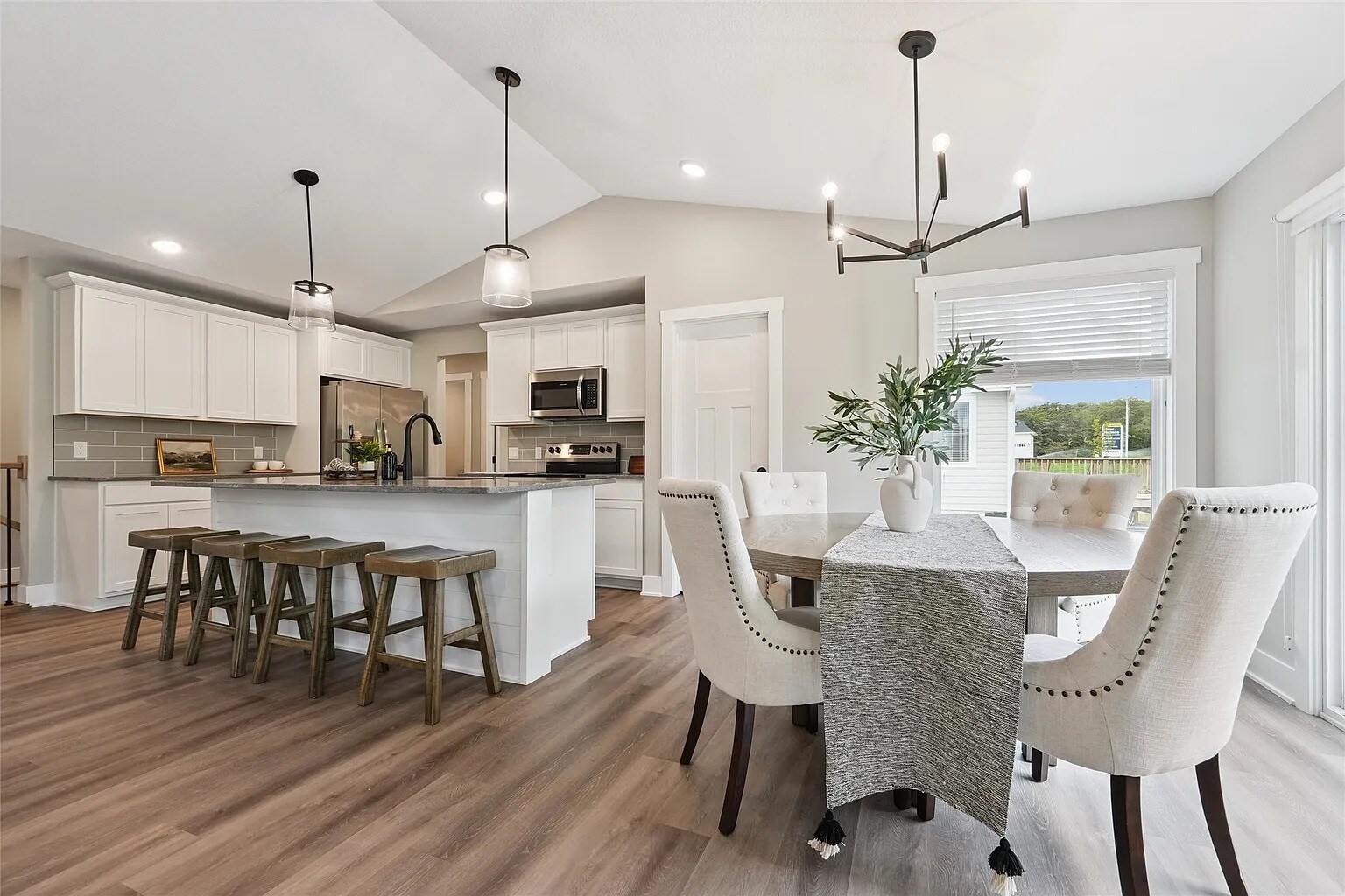 Building Photo - 519 Meadows Ct