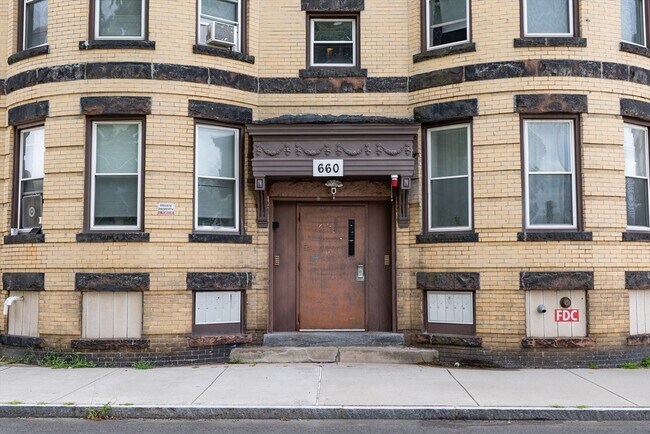 Building Photo - 660 S Bridge St