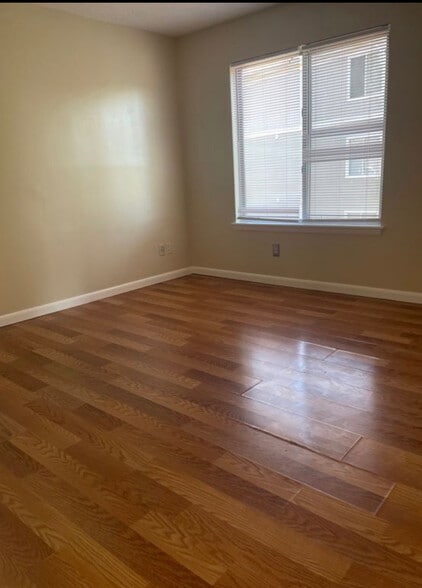 Building Photo - Room in Apartment on University Ct