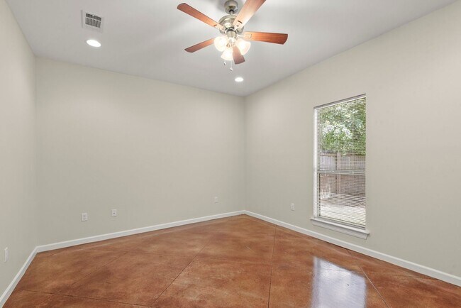 Building Photo - 3 BDR / 2 BATH Home  MOVE IN SPECIAL