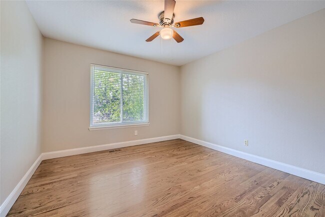 Building Photo - Evolve Real Estate: Amazing 4 Bdr/4 Bath +...