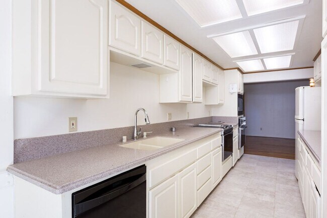 Building Photo - Large Traditional Home in La Mesa!