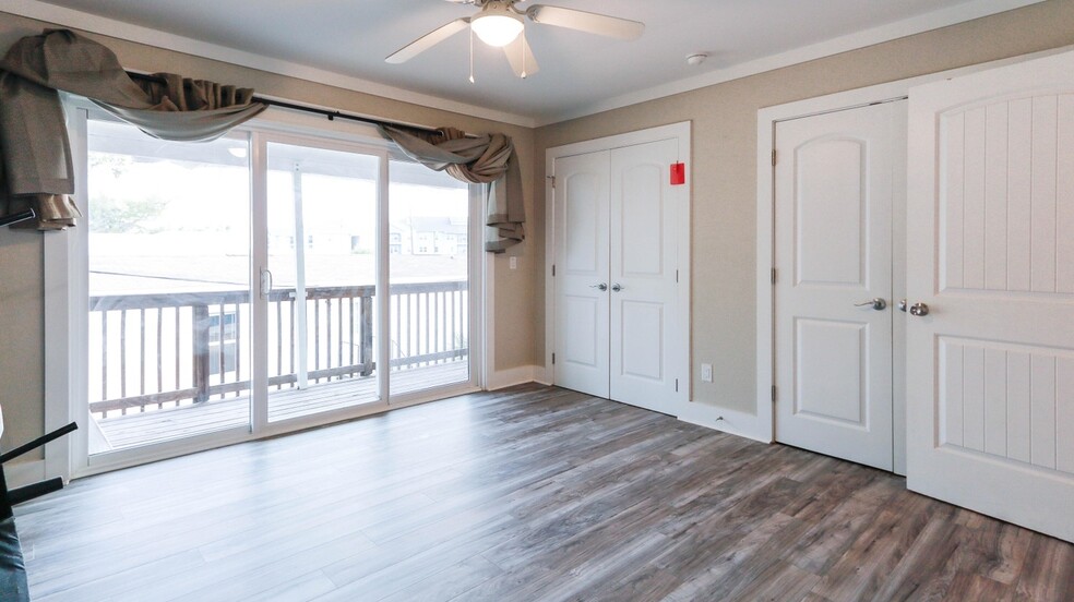 Building Photo - 6473 Oakshore Dr