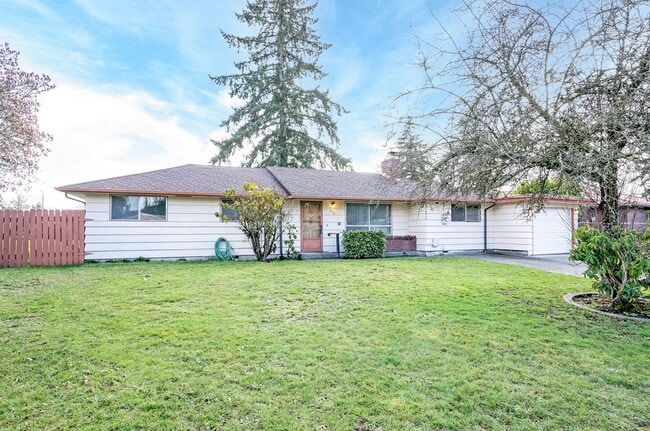 Building Photo - Spacious 4-Bedroom Home with Large Yard, Covered Patio & Garage in Lakewood