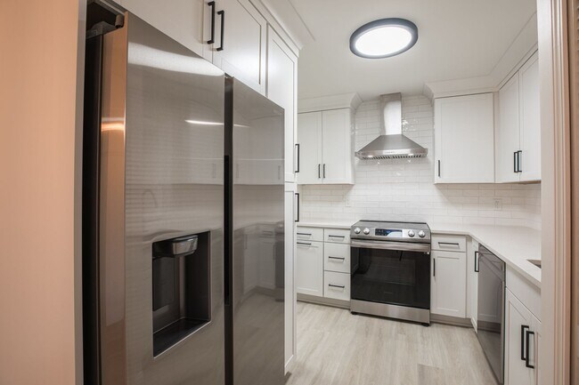 Building Photo - Walking distance to beach!