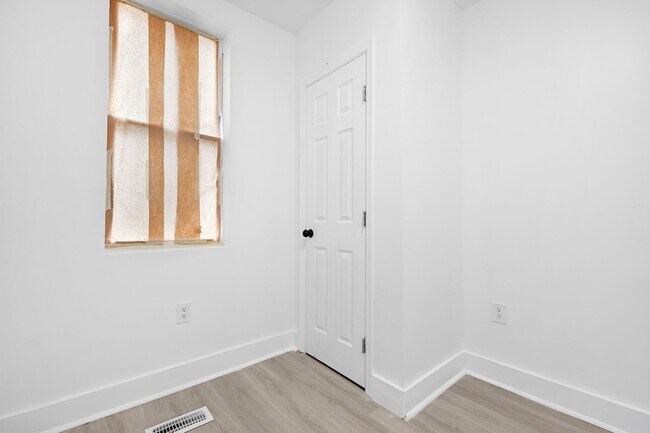 Building Photo - GORGEOUS end unit in Baltimore! 3 Bedrooms 3 Bathrooms Plus a Rec Room!