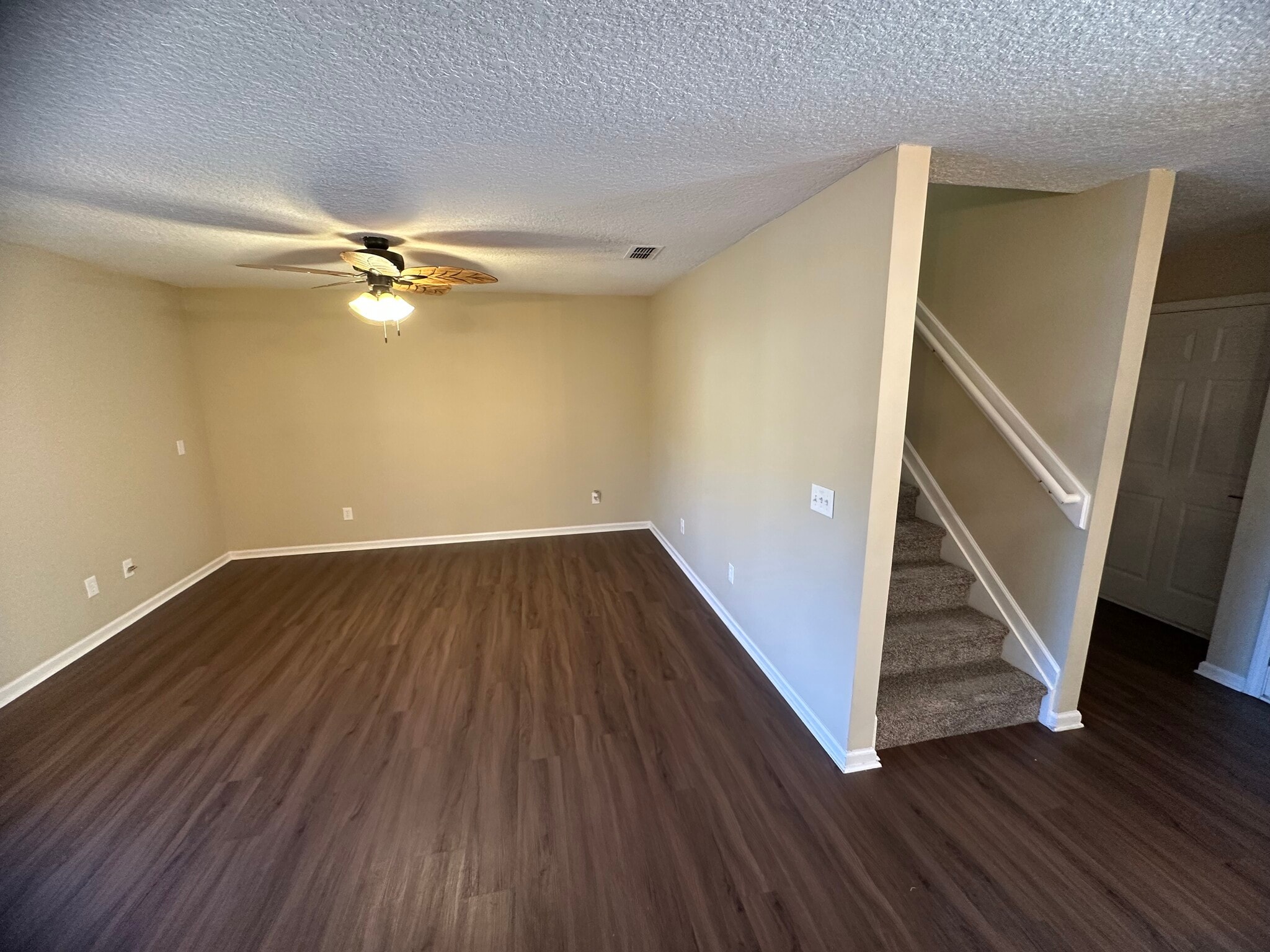 Building Photo - 1630 Vineland Cir