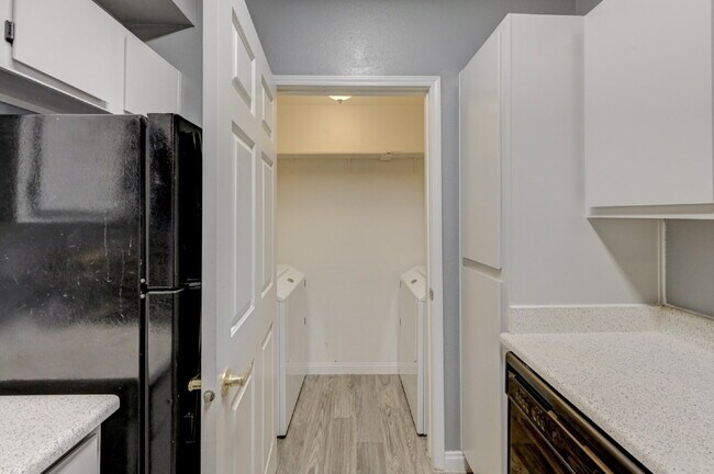 Building Photo - Ground Floor 2BD/2BA Condo in Gated Henderson Community – Resort-Style Amenities!