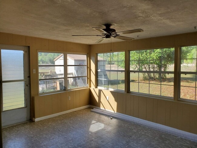 Building Photo - Nice 2/1 Home in Beverly Hills With Great ...