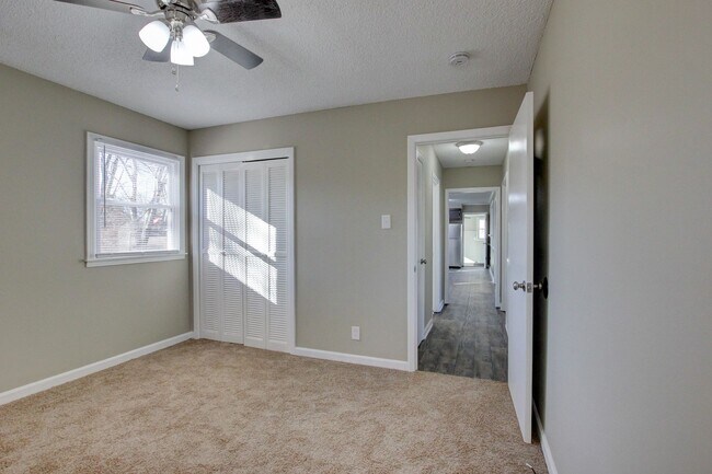 Building Photo - Three Bedroom Home Close to Ft. Campbell