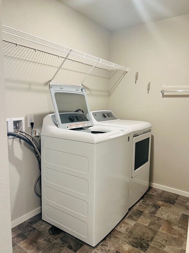 Building Photo - 2 bedroom, 1 bath condo located in Northwest Loveland, CO