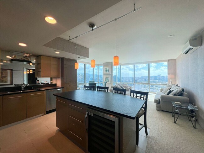 Building Photo - Luxurious Penthouse Living in Downtown Honolulu!