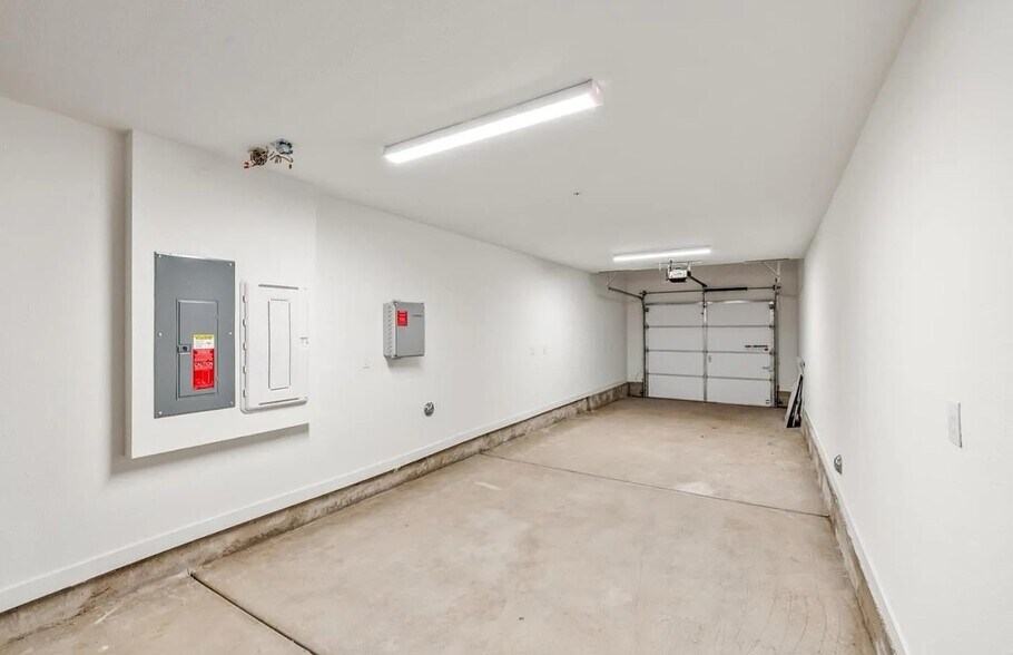 Building Photo - 818 Redberry Way