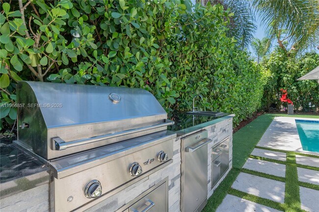 Building Photo - 920 Alava Ave