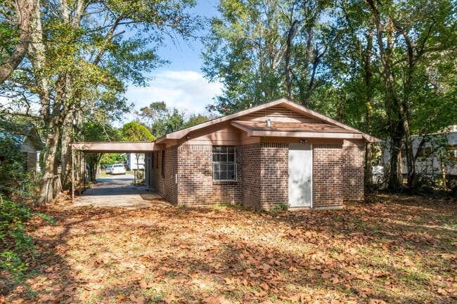 Building Photo - Charming Brick Home Close to Downtown Mobile and Quick Access to I-10!