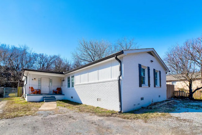 Building Photo - 2417 Glenrose Ave