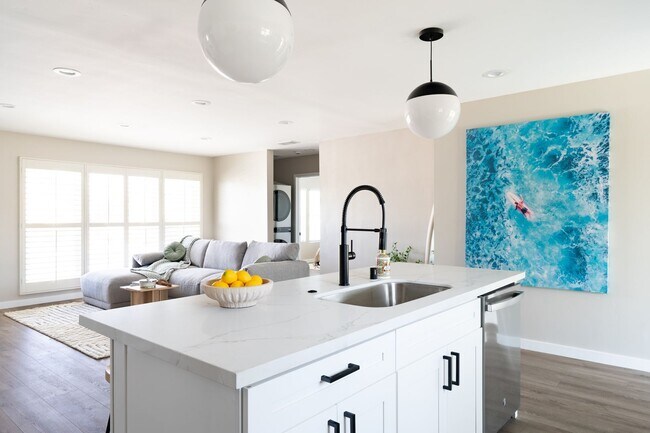 Building Photo - Fully remodeled!