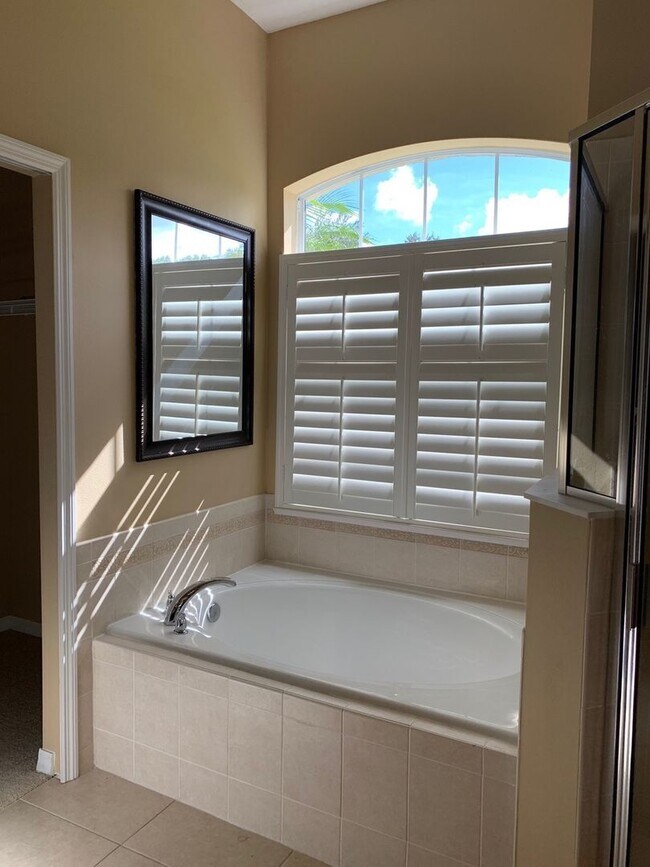 Building Photo - Gated Community 4 Bedroom 3 Bath on Cul-de...