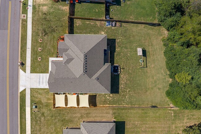 Building Photo - Modern Living: Spacious 5 Bed, 2 Bath Home...