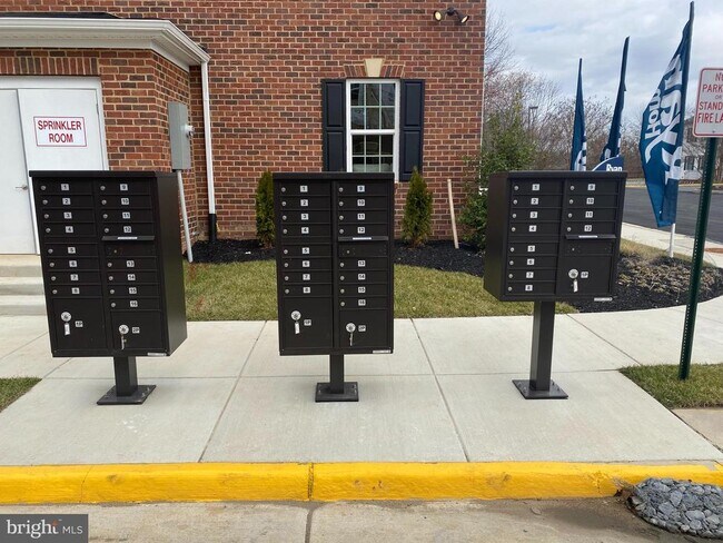 Building Photo - 7911 Independence Dr