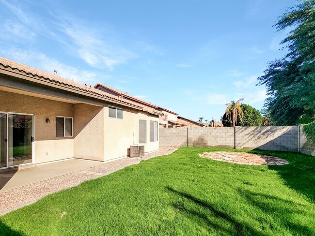 Building Photo - 14173 W Weldon Ave