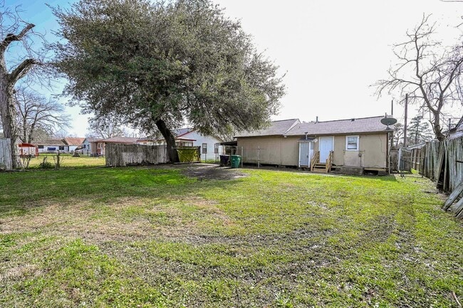 Building Photo - 7221 S Hall St