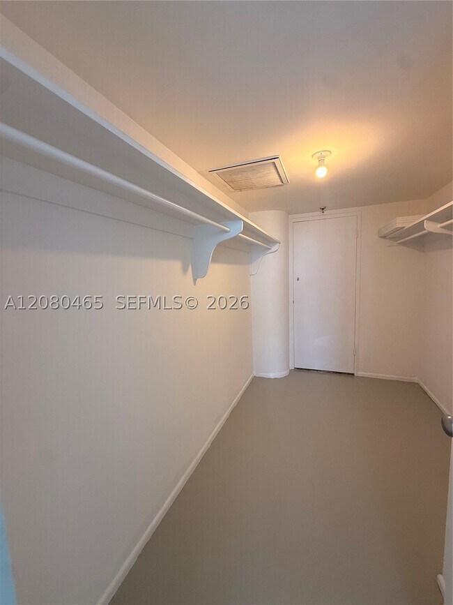 Building Photo - 900 Bay Dr E