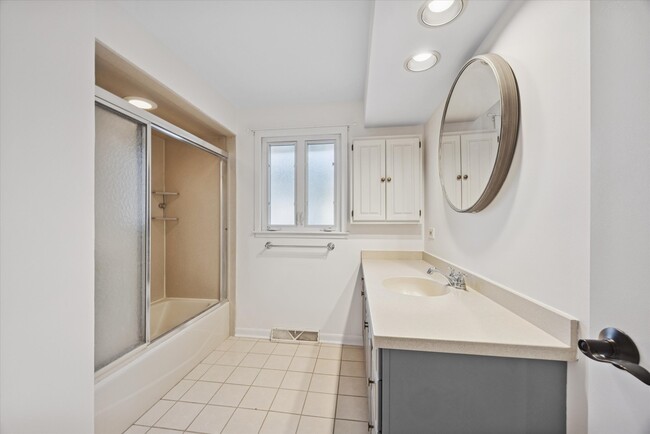 Building Photo - 1340 Oak St