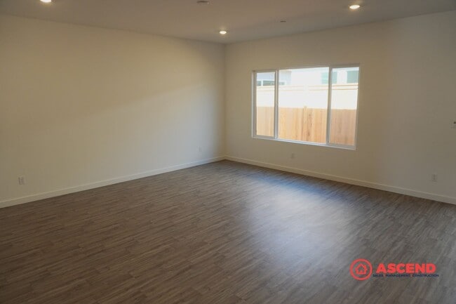 Building Photo - Beautiful 4-Bed Home in Shafter's Gossamer Grove Community – Solar Included!
