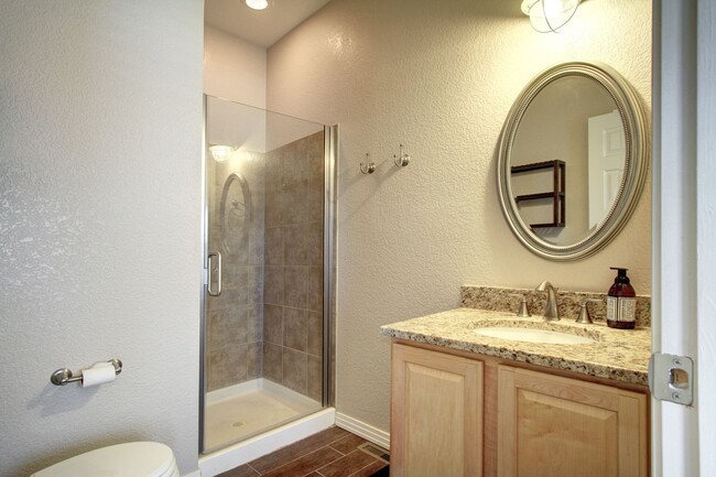 Building Photo - Parker Stonegate townhome style condo, Des...