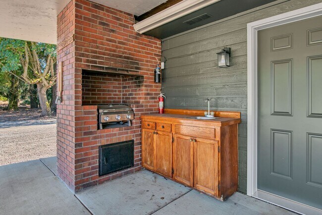 Building Photo - 39601 Santiam Bluffs Rd NE