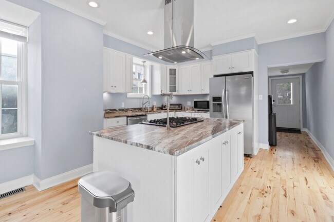 Building Photo - 3 bed 3bath