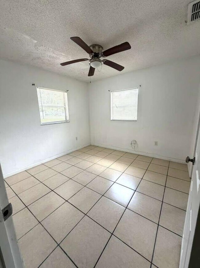 Building Photo - 421 NE 26th Ct