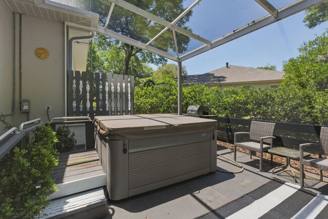 Building Photo - Must See Immaculate 3/2 Rainbow Springs with Lanai