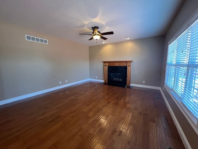 Building Photo - Luxurious 4-Bedroom Home in Fox Creek Subdivision!