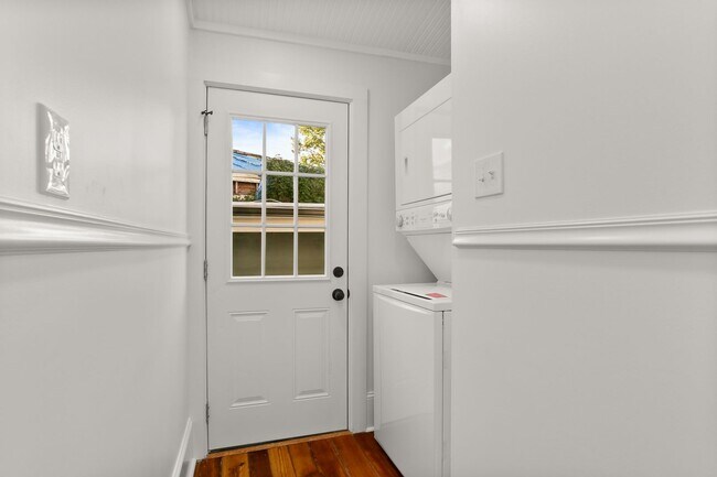 Building Photo - Classic shotgun located right off Magazine...