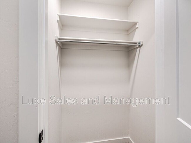 Building Photo - 618 W 2nd St