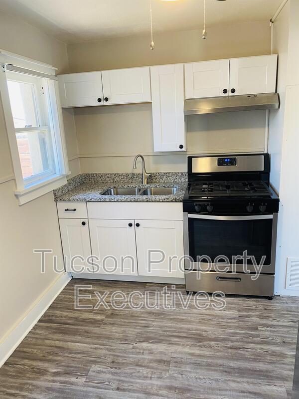 Building Photo - 2632 N Stone Ave