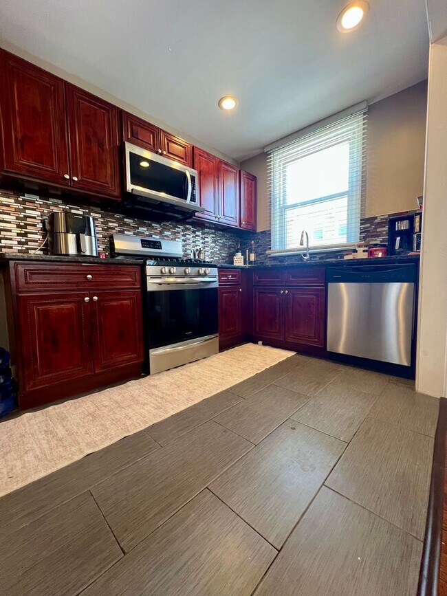 Building Photo - Stunning 3-Bed Twin Home in Lansdowne! Available May 1st!